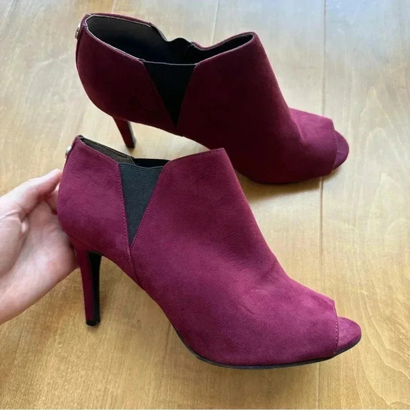 Unisa Faux Suede Un Saffyre Peep Toe Heeled Booties, Red Wine/Berry, Size 8M - Picture 1 of 11